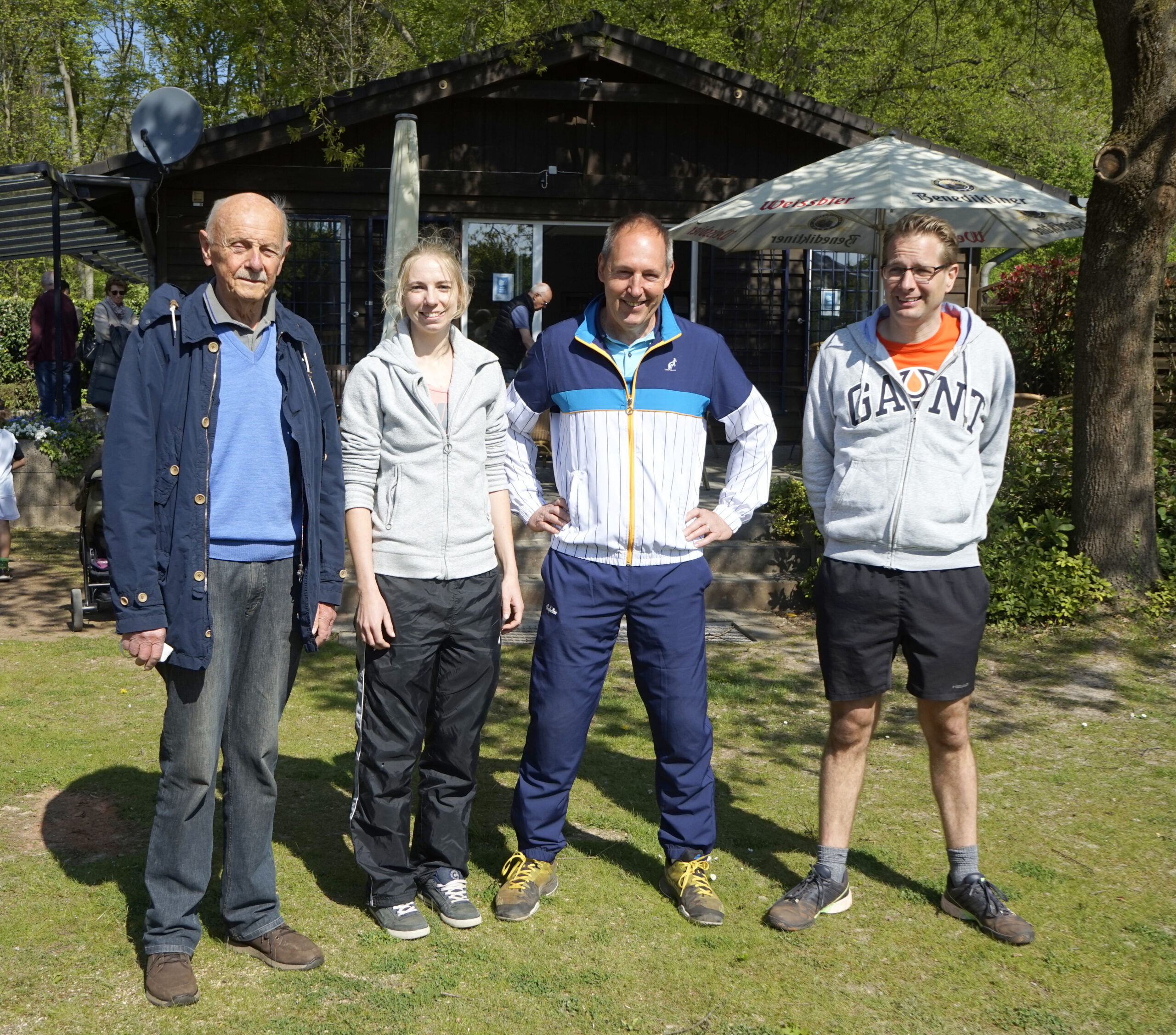 vlnr: Dr. Buysch, Caroline Dückers (Jugendtrainerin), Jürgen Franke (Presse), Sebastian Fila (Jugendwart)