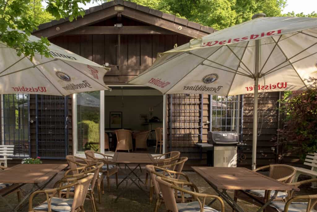 Ein Blick auf ein Café am Rande eines Tennisplatzes