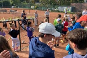 Siegerehrung der Jugendkreismeisterschaften 2026: Kinder und Eltern applaudieren neben den aufgebauten Pokalen