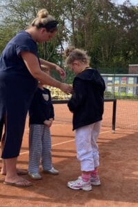 Ein Kind erhält bei der Siegerehrung der Jugendkreismeisterschaften 2026 eine Medaille umgehängt