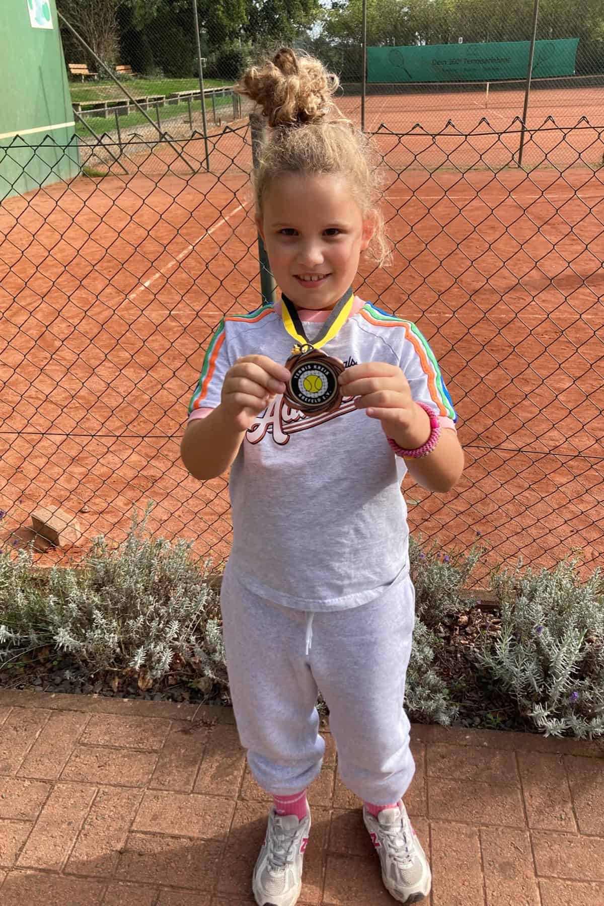 Luise aus der U8 des TC Forstwald zeigt ihre Bronzemedaille der Jugendkreismeisterschaften 2026