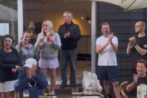 Mitglieder des TC Forstwald applaudieren auf der Vereinsterrasse beim Kartoffelcup 2026