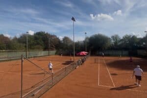 Blick über mehrere Ascheplätze des TC Forstwald beim Kartoffelcup 2026 unter blauem Himmel