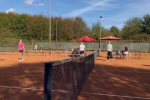 Spielerinnen und Spieler wechseln beim Kartoffelcup 2026 auf den Ascheplätzen des TC Forstwald die Seiten