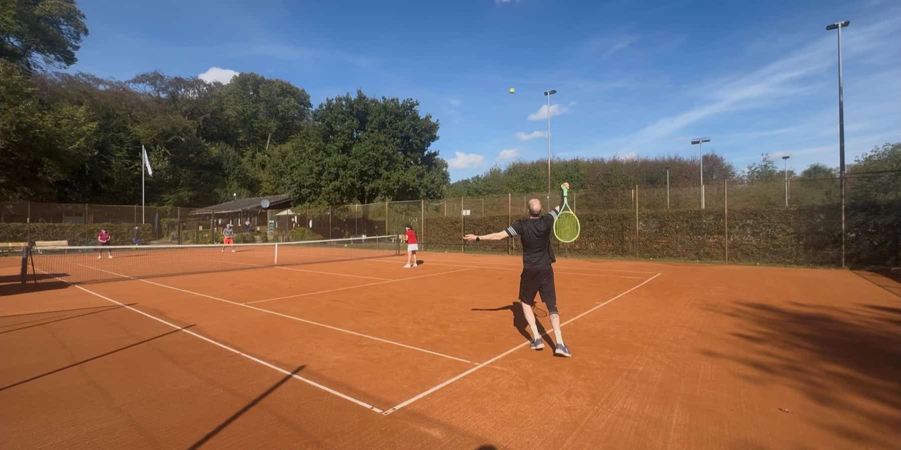Kartoffelcup 2026 beim TC Forstwald – Aufschlag auf dem Ascheplatz bei blauem Himmel